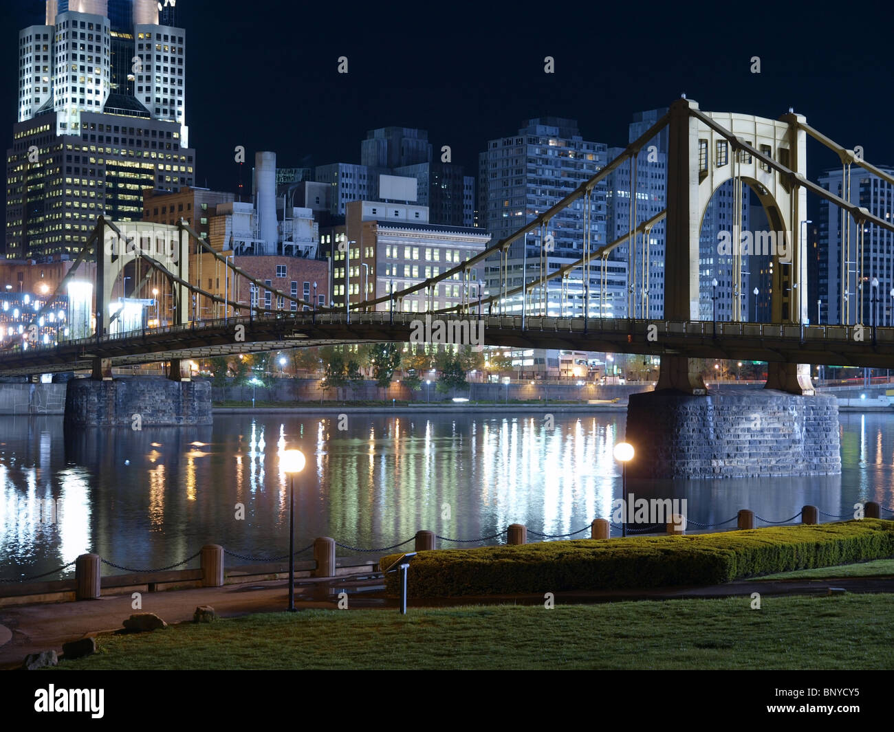 Il Riverfront Park con grazioso ponte in Pittsburgh Pennsylvania. Foto Stock