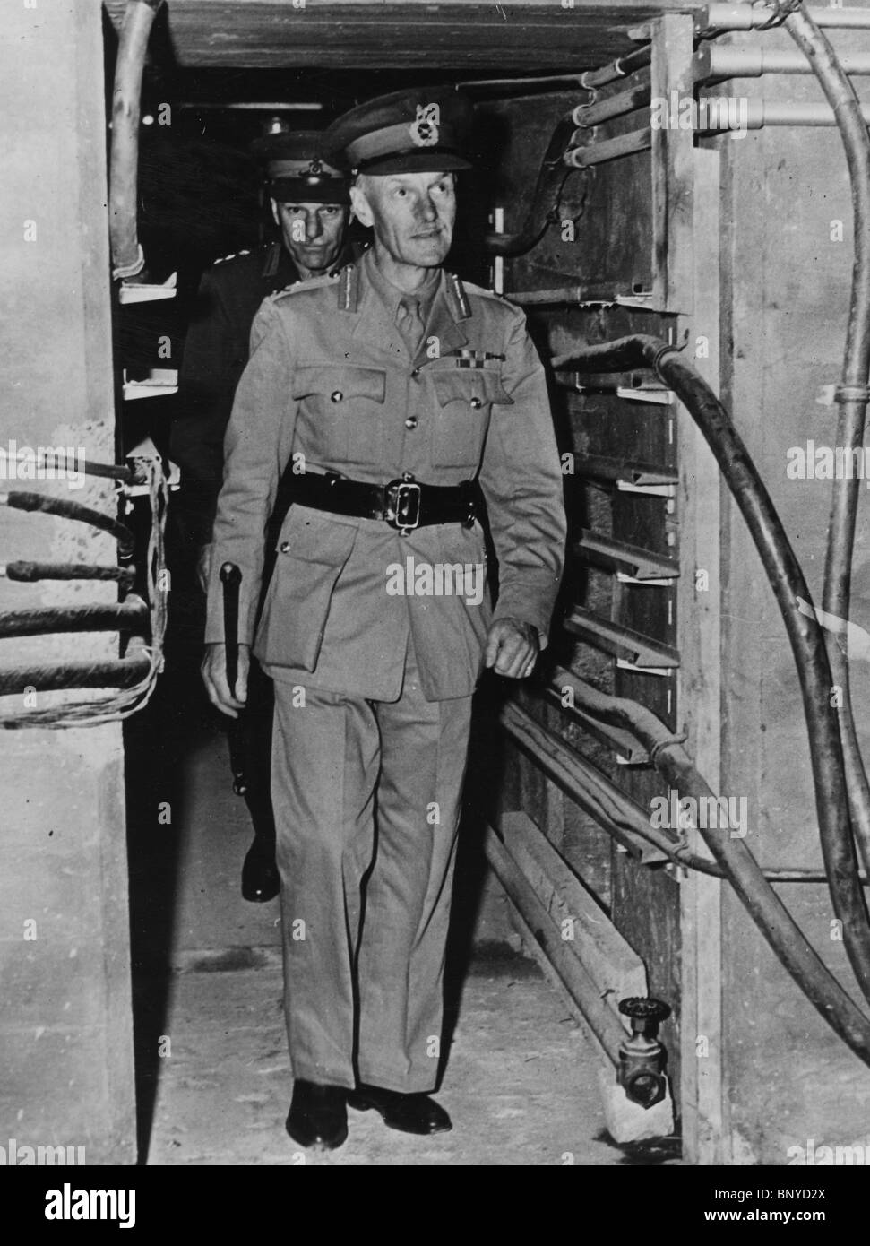 Il maggiore generale R.O. ALEXANDER Comandante in Capo del Canada della costa del Pacifico Comando difese di ispezione nel 1940 Foto Stock