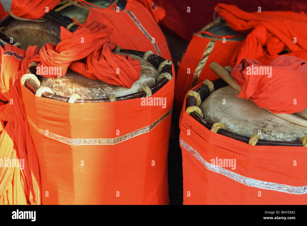 Tradizionali tamburi indiano a un tempio festival in Kerala, India. Foto Stock