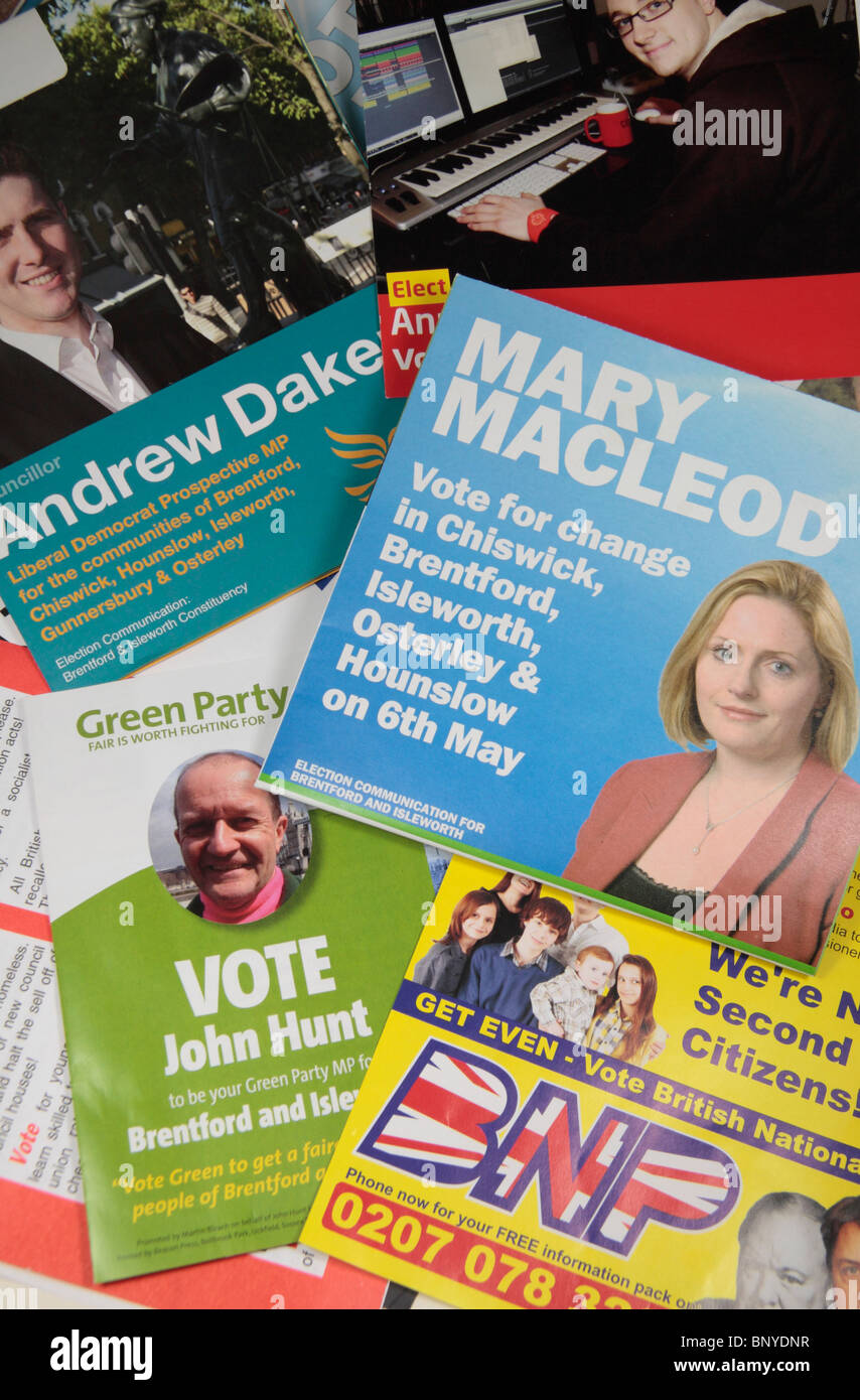 Pila di elezione letteratura da diverse parti dal maggio 2010 le elezioni generali nel Regno Unito. Foto Stock
