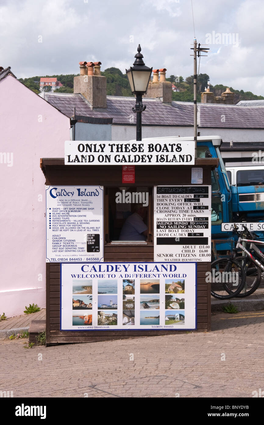 Capanna sulla Tenby harbourside agendo come ufficio prenotazioni per gite in barca a isola di Caldey Foto Stock