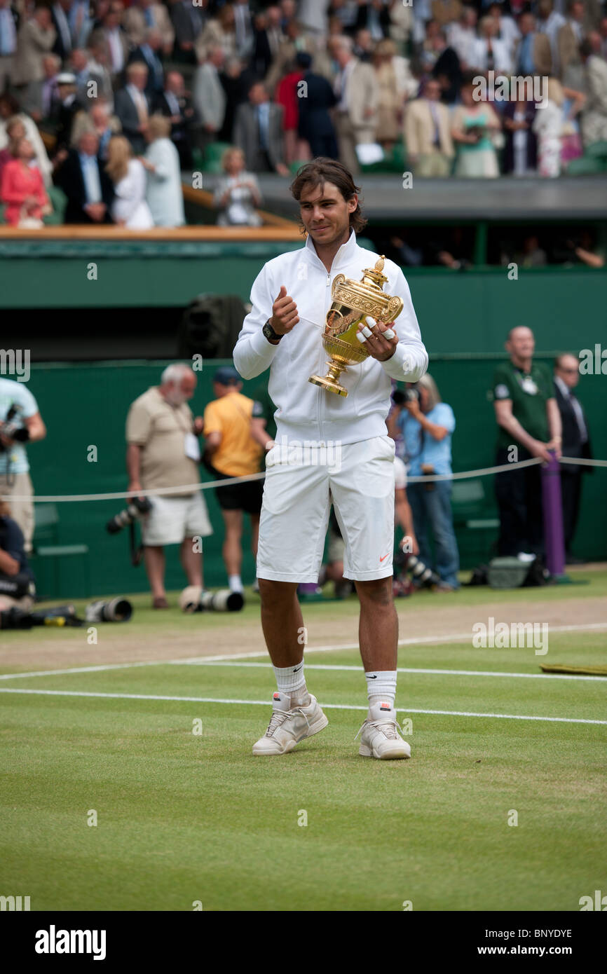 04 luglio 2010: Rafael Nadal, Uomini Singoli campione. Wimbledon torneo internazionale di tennis presso il All England Lawn dieci Foto Stock