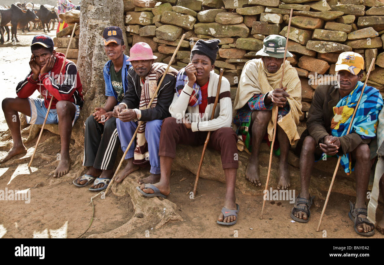 Sei stanco di guardare al di fuori di agricoltori Antemoro seduti lontano dal trambusto del mercato zebù in Ambalavao, a sud-est del Madagascar Foto Stock