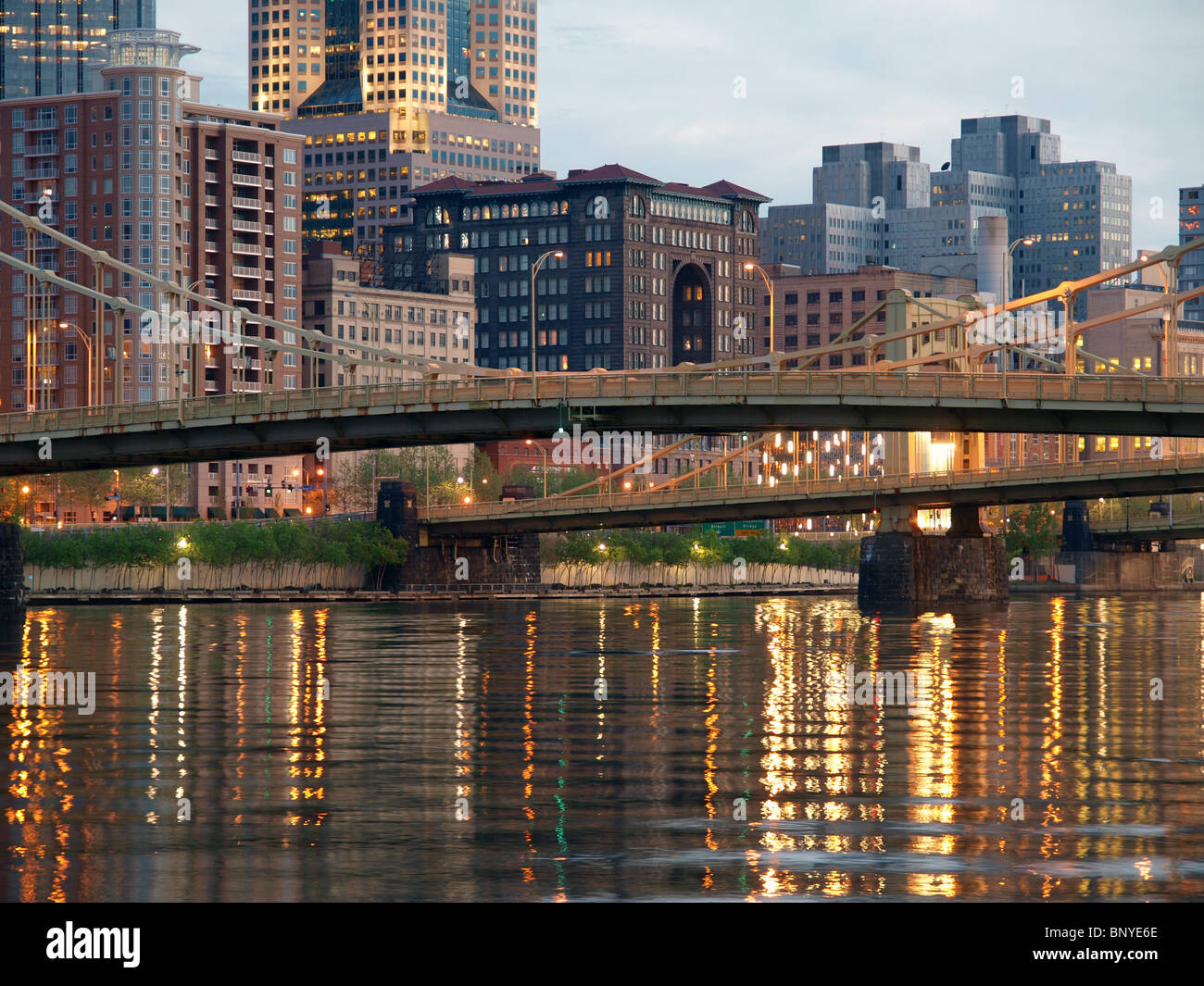 Pittsburgh's downtown waterfront e landmark ponti. Foto Stock