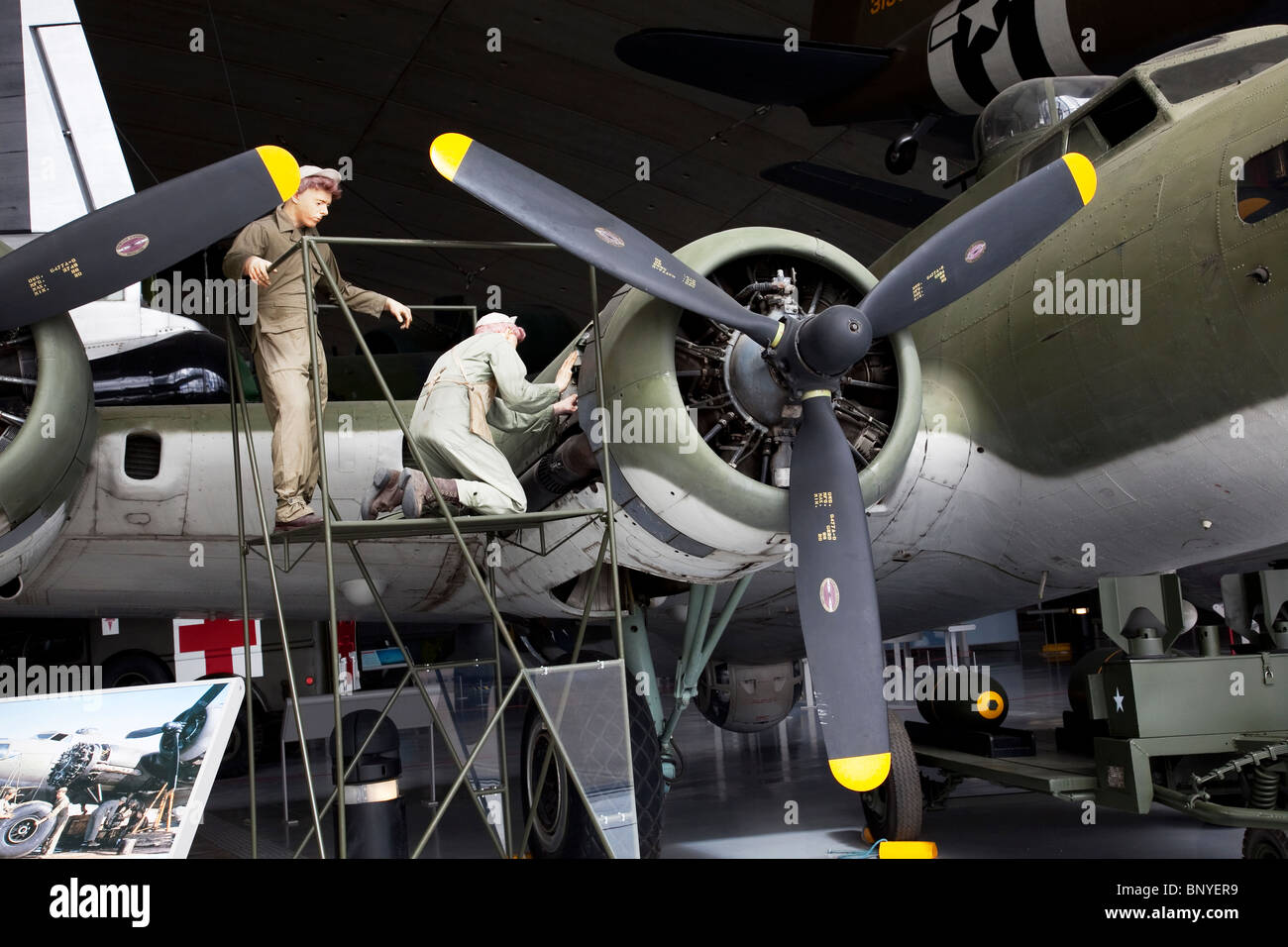 B-17 Flying Fortress di mantenimento a Duxford Imperial War Museum, Cambridgeshire. Foto Stock