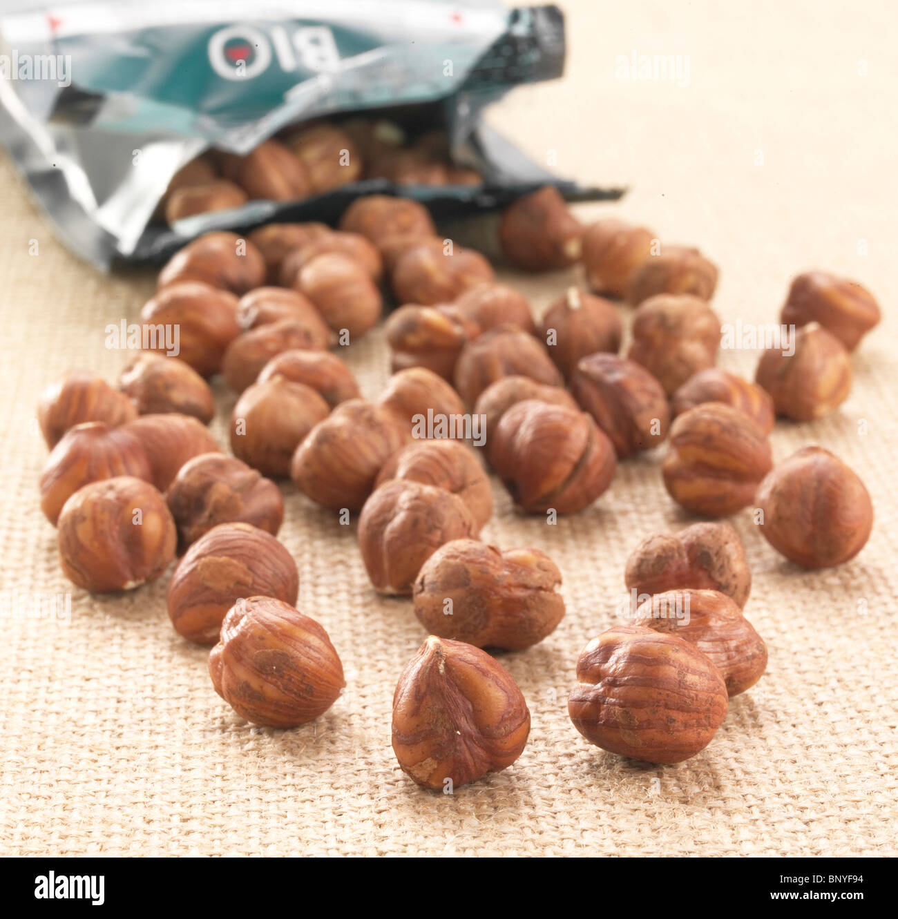 Nocciole organico in un pacco Foto Stock