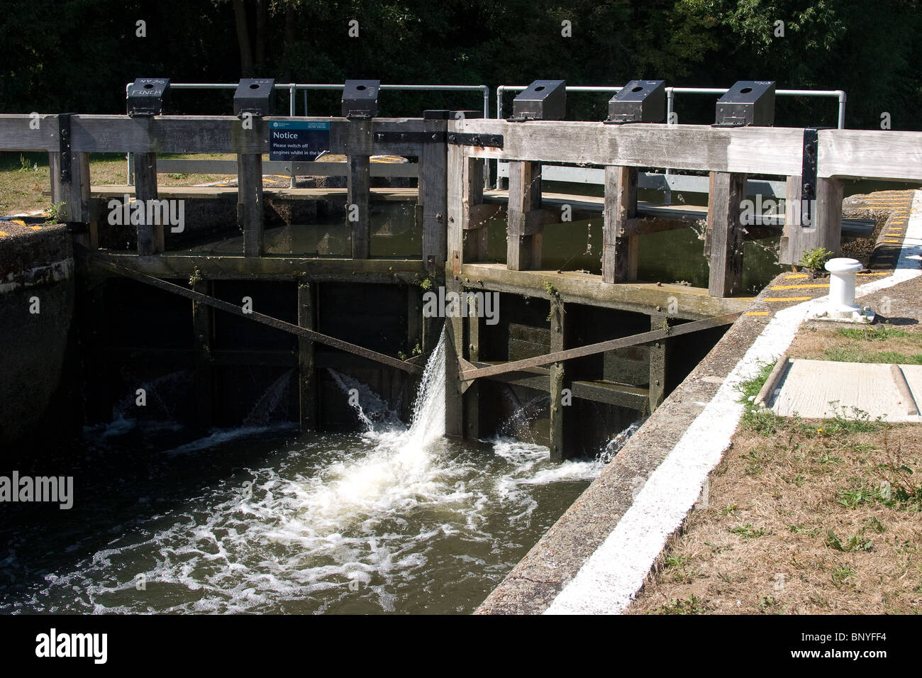 Perde Vecchia serratura porte fiume impetuoso percorso acqua Foto Stock