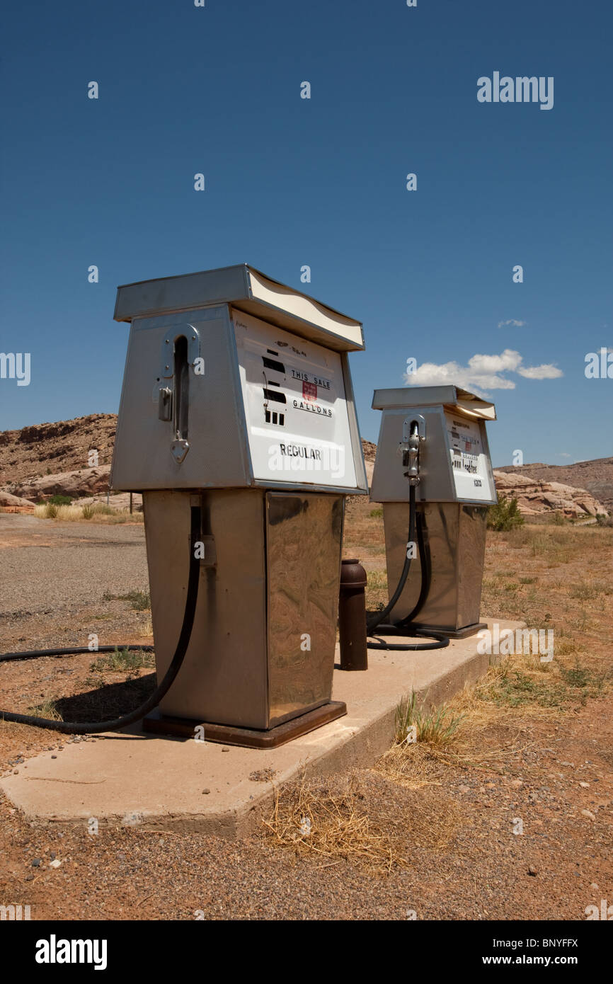 Abbandonata la stazione di gas, Dewey Bridge, superiore del Fiume Colorado Scenic Byway, Utah, Stati Uniti d'America Foto Stock