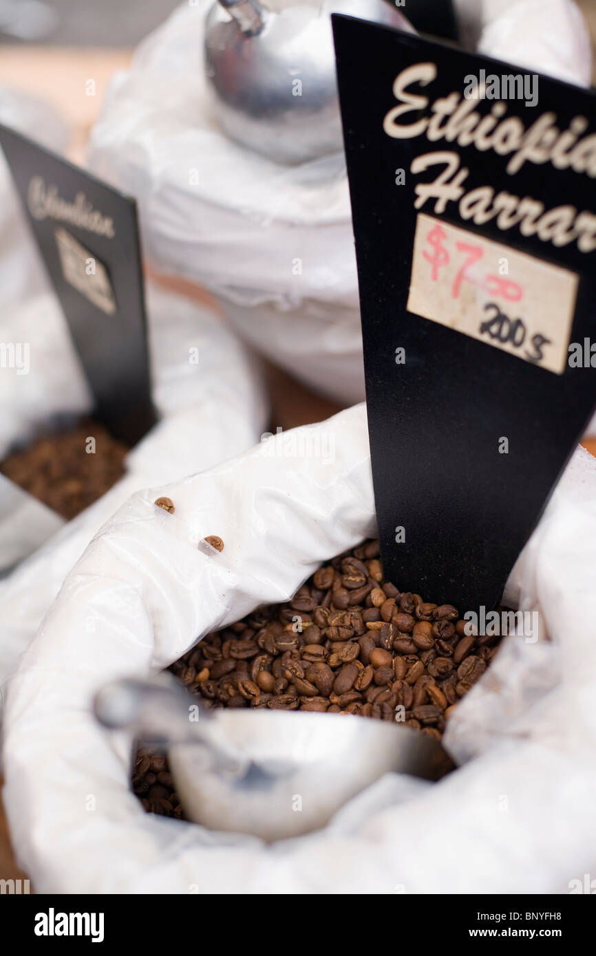 I chicchi di caffè per la vendita al Mercato di Salamanca. Hobart, Tasmania, Australia Foto Stock