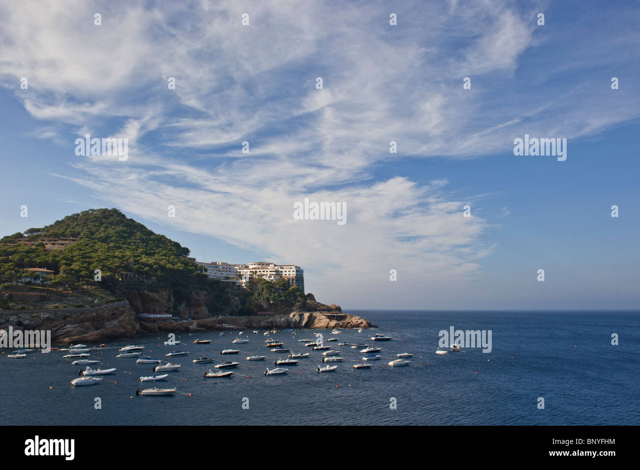 Vista di un hotel resort Mediterraneo città di Cadaques, Girona, Spagna. Foto Stock