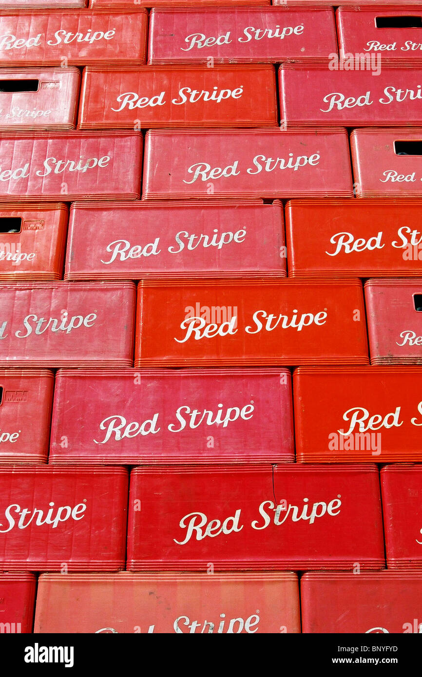 Casse di Red Stripe è erogata da un carrello, Kingston, fotografato in 2006 Foto Stock