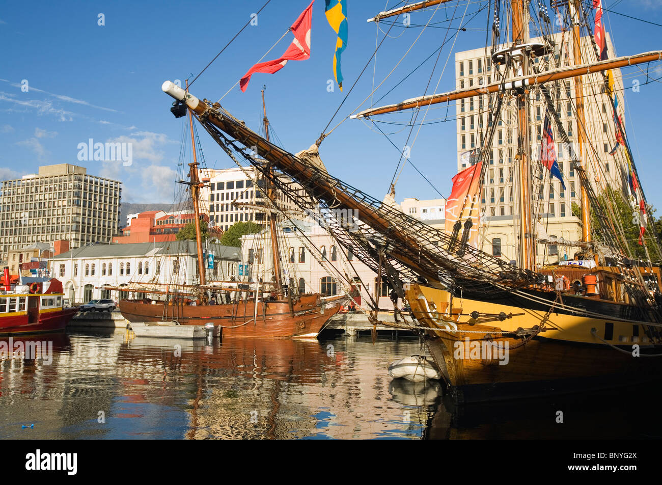 Tall Ships a Sullivans Cove, durante la barca di legno Festival. Hobart, Tasmania, Australia Foto Stock
