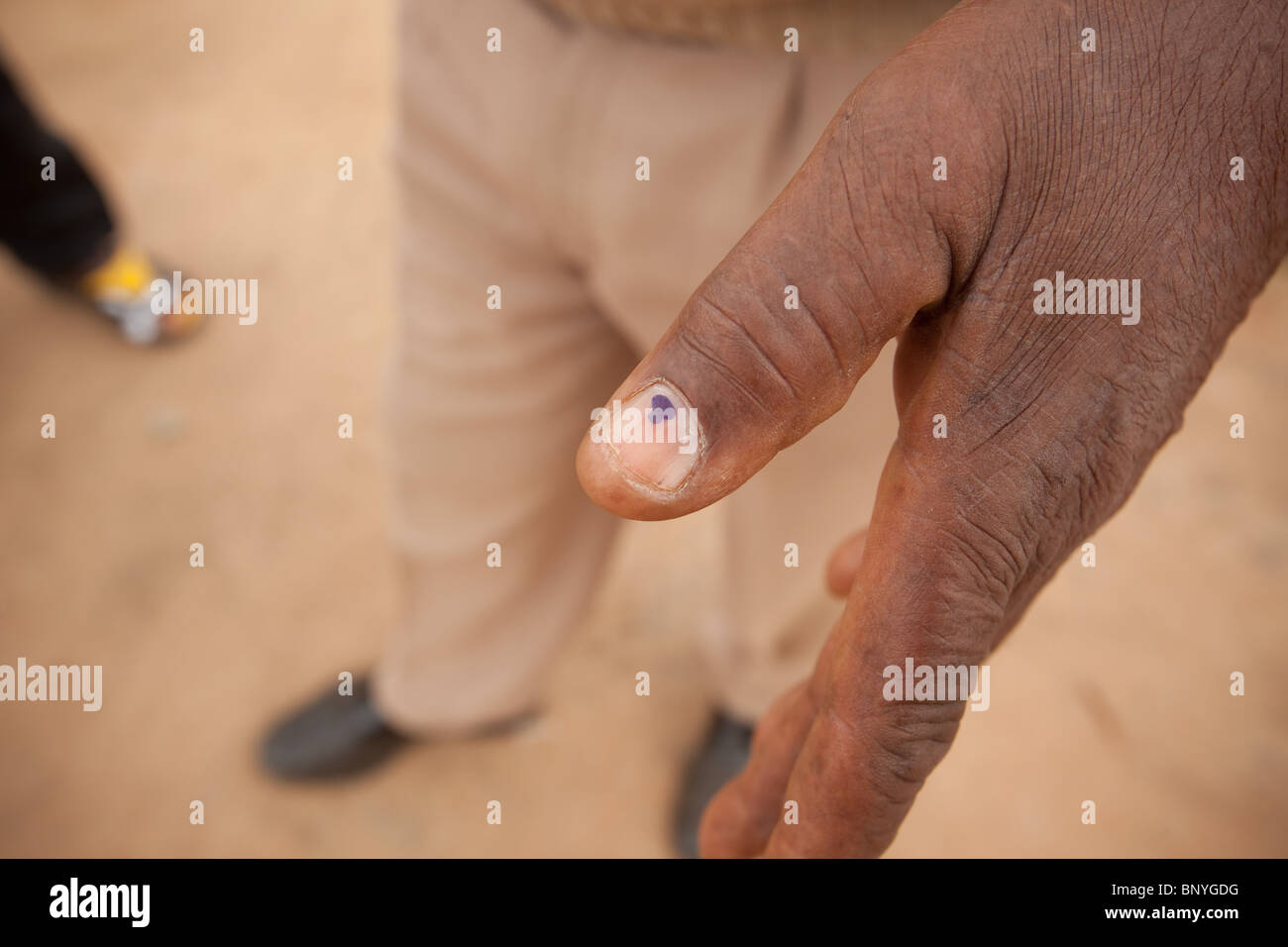 Segno di penna sul pollice per indicare avendo votato in Sud Africa Foto Stock