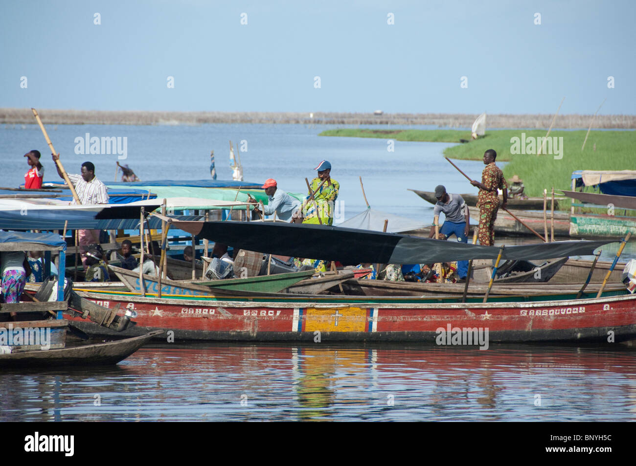 Africa, Benin, Ganvie. Tofinu quotidiana vita del villaggio lungo le rive del lago Nokoue. Foto Stock