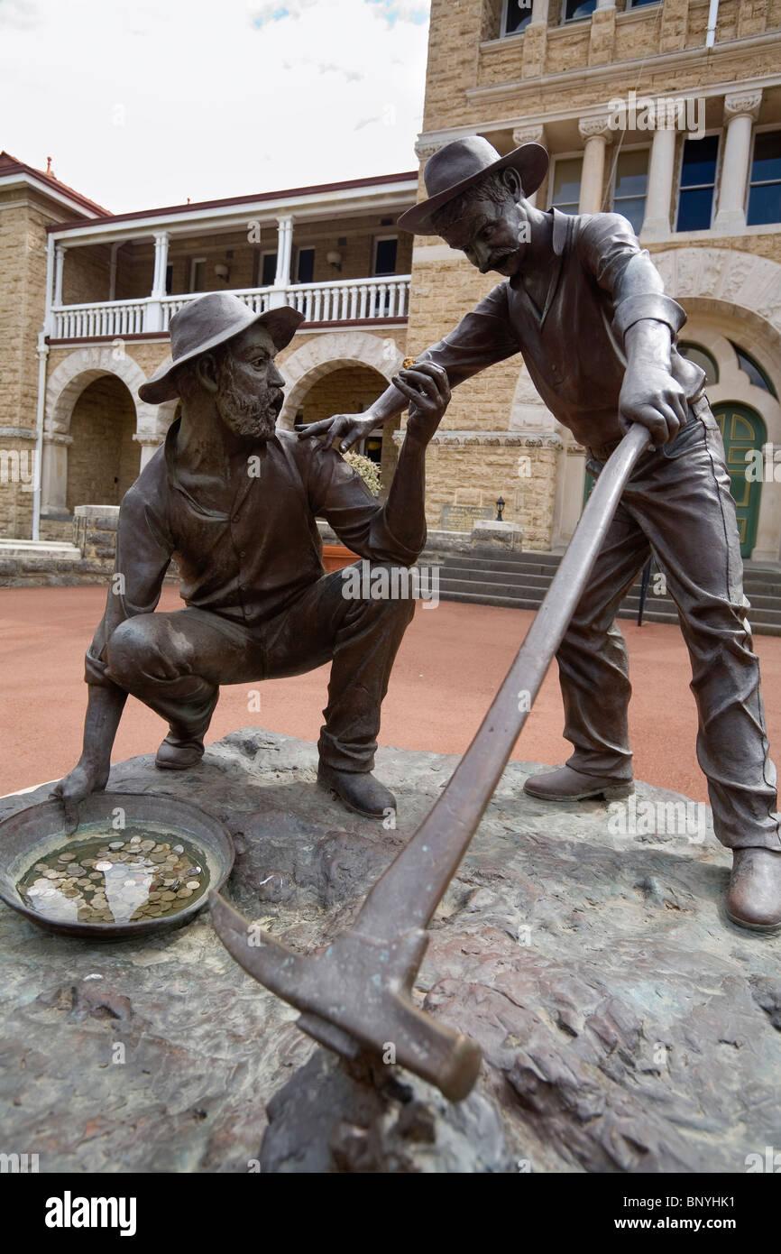 I minatori la scultura di fronte allo storico Perth Mint, risalente al 1899. Perth, Western Australia, Australia. Foto Stock