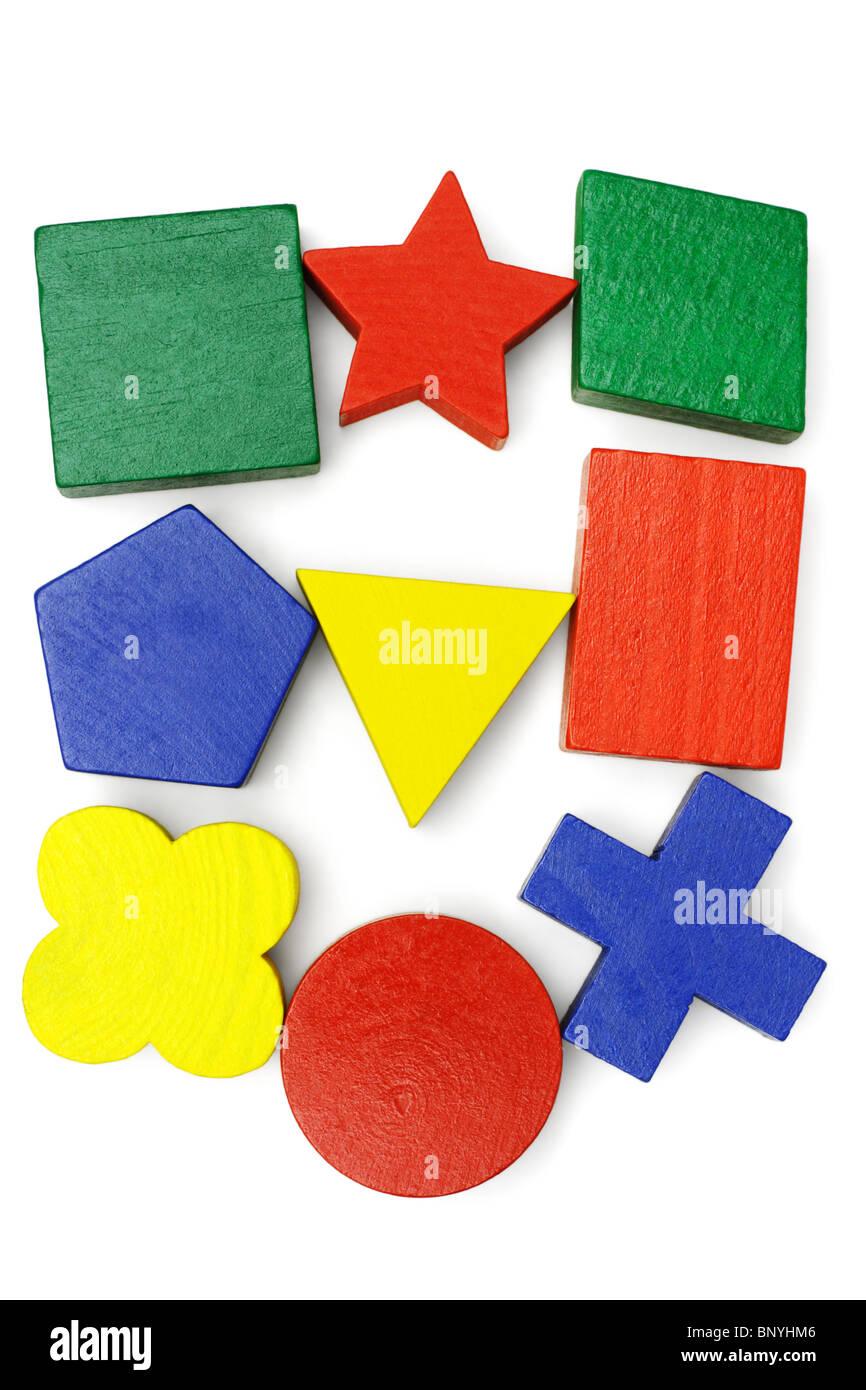 Assortiti blocchi geometrici disposti su sfondo bianco Foto Stock