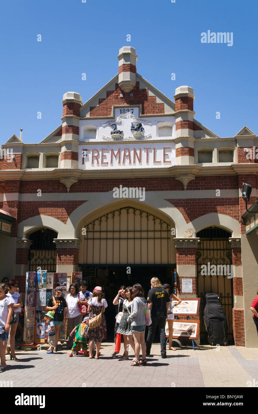 La folla fuori la storica Fremantle Markets, risalente al 1897. Fremantle, Australia occidentale, Australia. Foto Stock