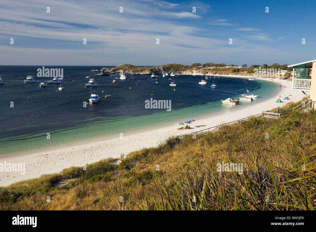 Vista su Geordie Bay - un popolare luogo di vacanza sull'Isola di Rottnest, Australia occidentale, Australia. Foto Stock