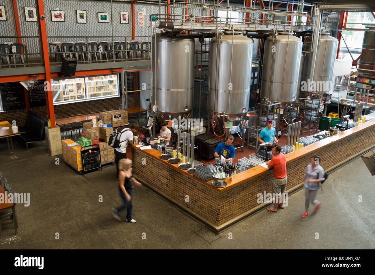 Il bar presso le piccole creature Brewery - rinomata per la sua casa di infuso di ales. Fremantle, Australia occidentale, Australia. Foto Stock