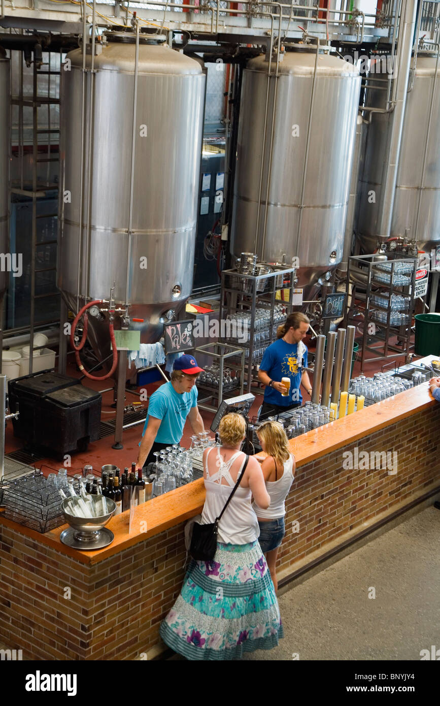 Il bar presso le piccole creature Brewery - rinomata per la sua casa di infuso di ales. Fremantle, Australia occidentale, Australia. Foto Stock