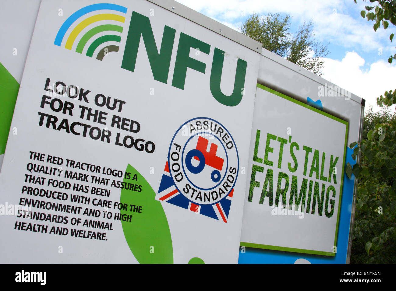 Un NFU (Sindacato nazionale degli agricoltori) Trattore rosso segno di sensibilizzazione a Bakewell Show, Bakewell, Derbyshire, England, Regno Unito Foto Stock
