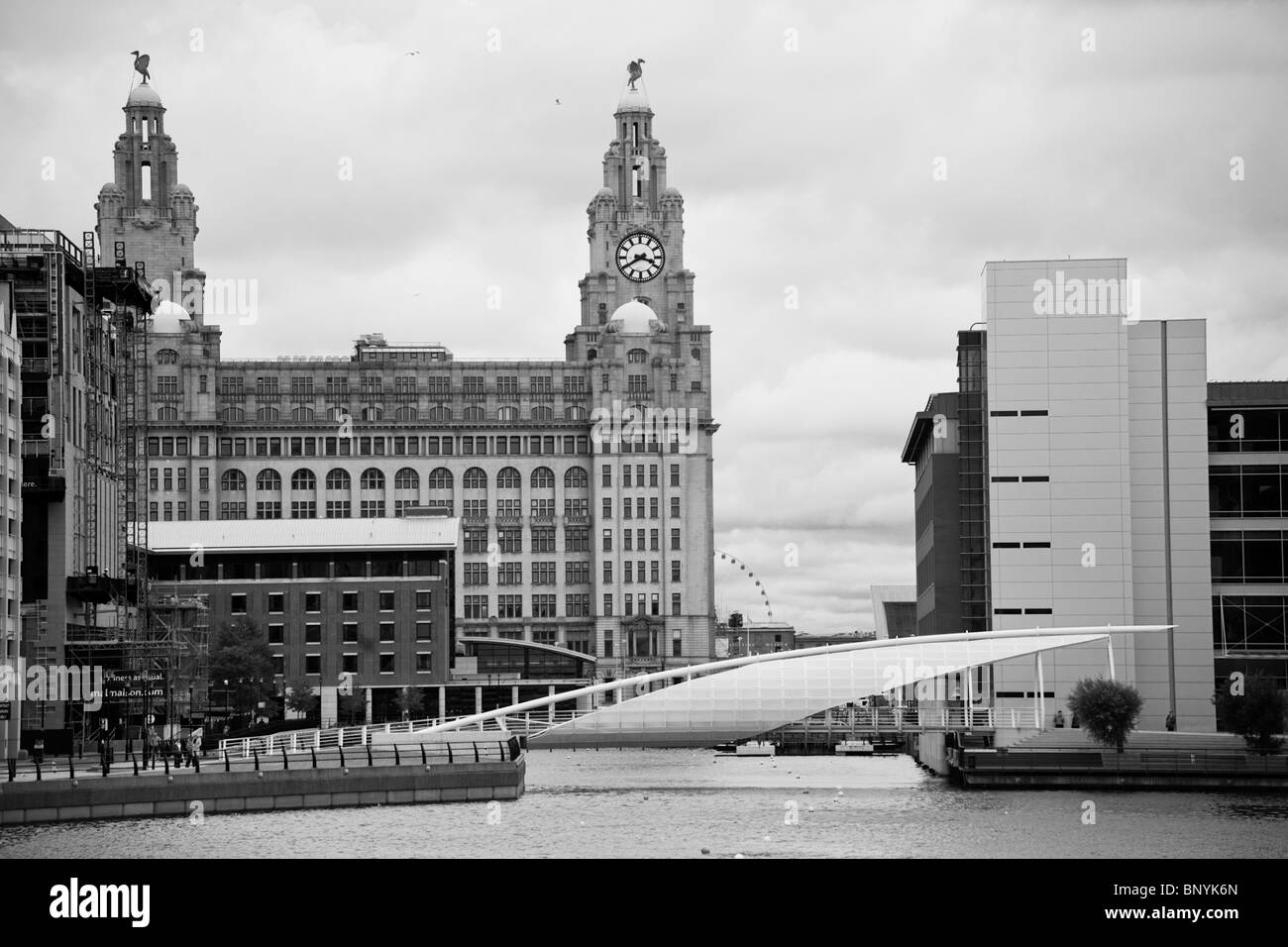 Il liver building e princes dock passerella Foto Stock