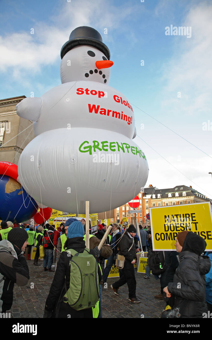 Greenpeace pupazzo di neve di fusione nella parte anteriore dell'edificio del Parlamento a Copenaghen alla Conferenza delle Nazioni Unite sui cambiamenti climatici. Il clima di marzo. Foto Stock