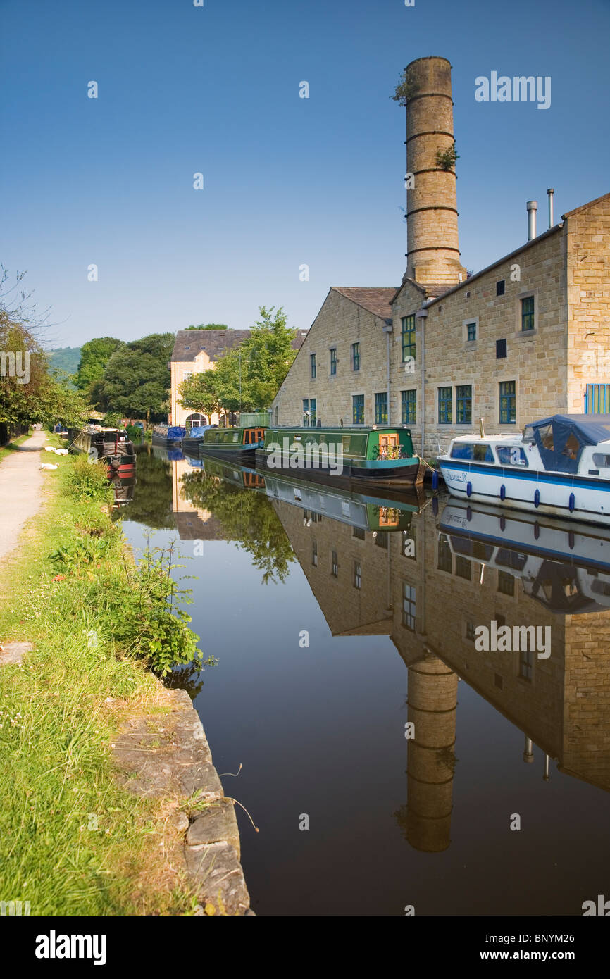 Il Rochdale Canal e ormeggiato narrowboats a Hebden Bridge Calderdale West Yorkshire Regno Unito Foto Stock