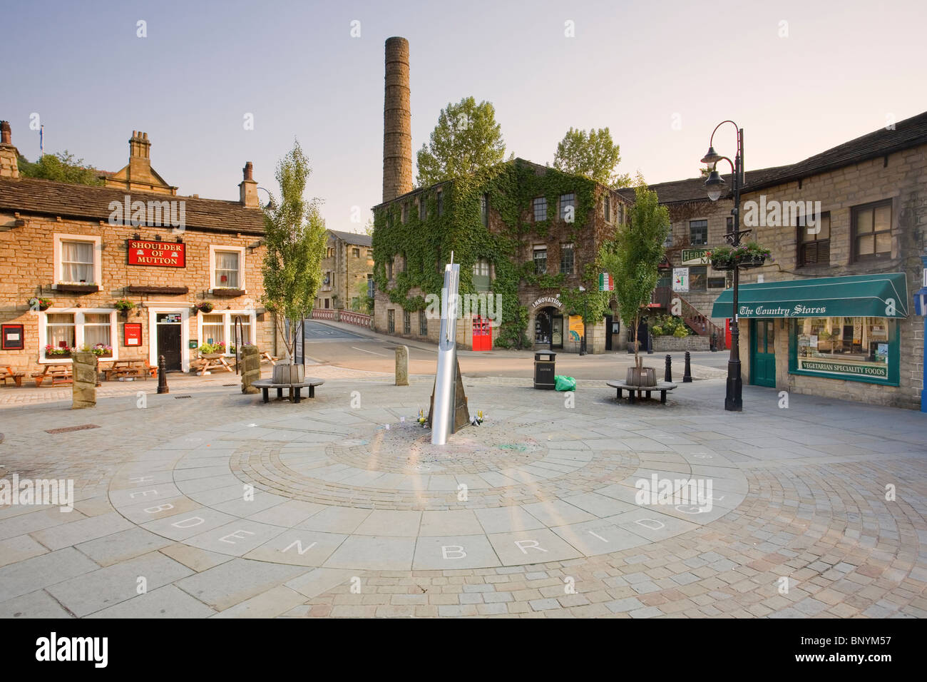 La piazza del villaggio a Hebden Bridge, Calderdale, West Yorkshire, Regno Unito Foto Stock