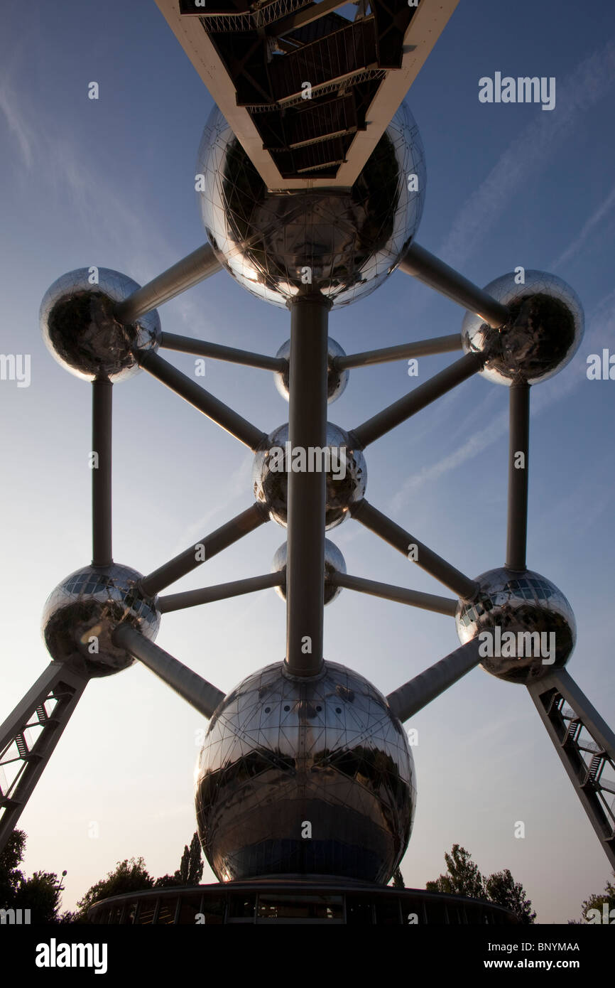 Basso angolo di visione del Atomium di Bruxelles in Belgio. Foto Stock