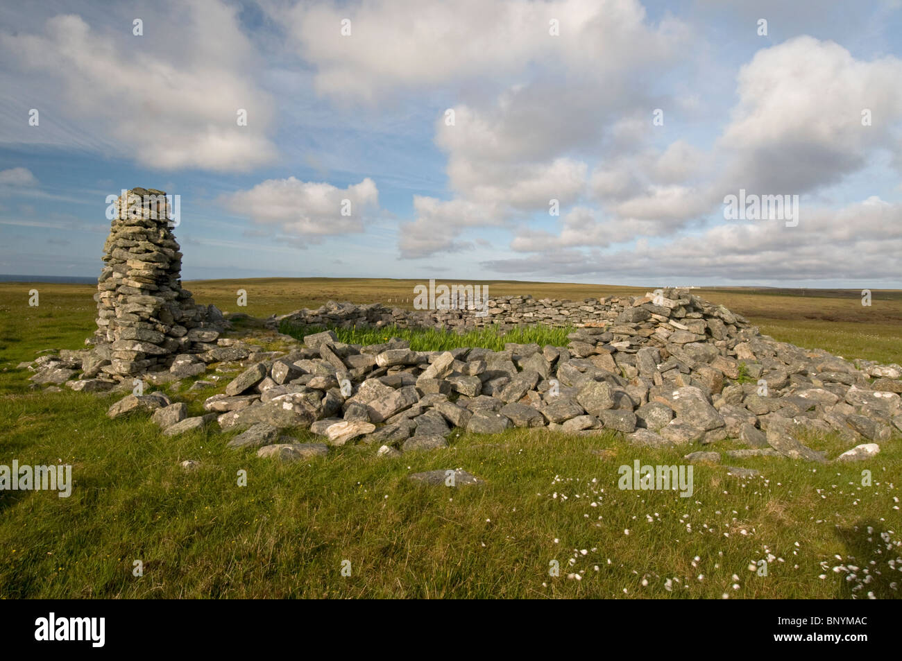 Il rovinato broch alla Dun Bhuirgh, Mealabost, a nord ovest di Lewis, Ebridi Esterne. Western Isles, Scozia. SCO 6228 Foto Stock