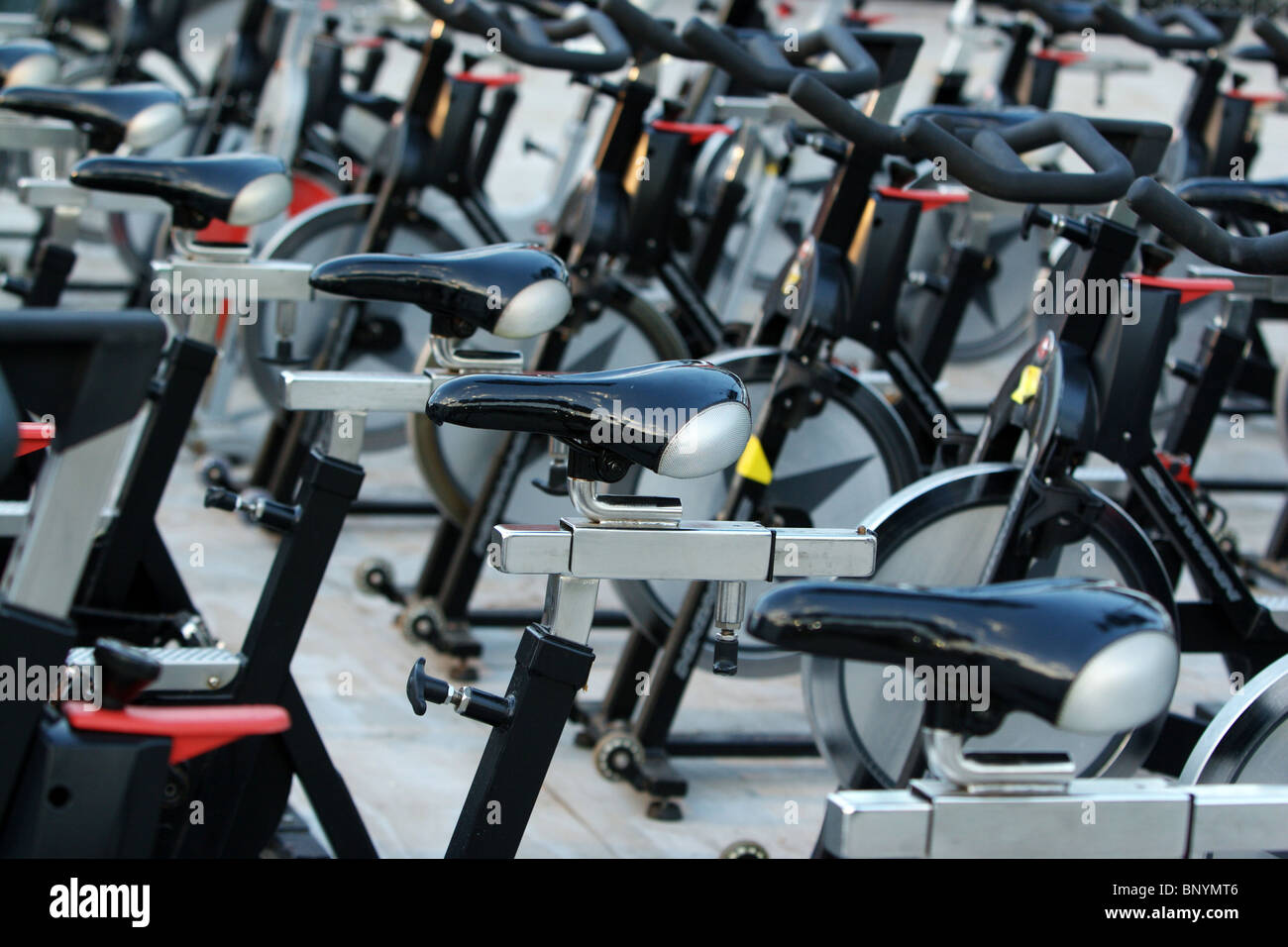 Una filatura macchine aerobiche in un Festival del Fitness a Roma Italia Foto Stock