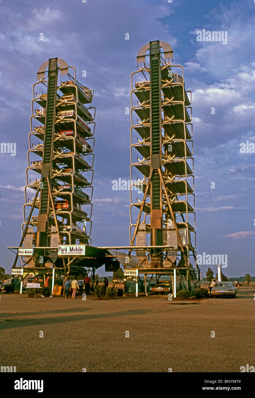 Verticale parcheggio auto sistema di impilamento esposto alla Transpo 72, Washington Dulles International Airport, 1972 Foto Stock
