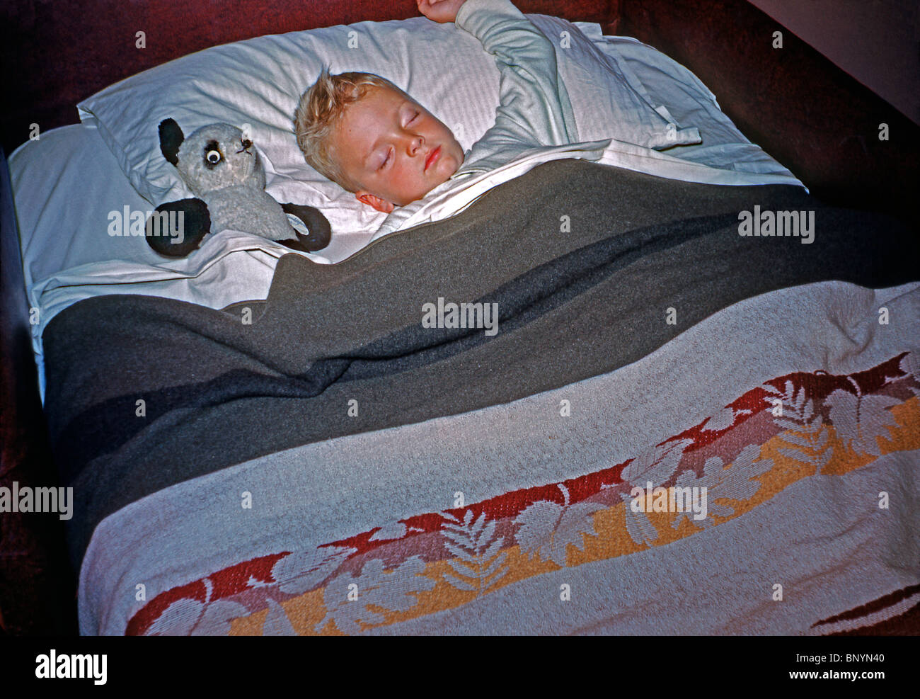 Suono addormentato ragazzo e la sua sveglio toy panda, c..1956 Foto Stock