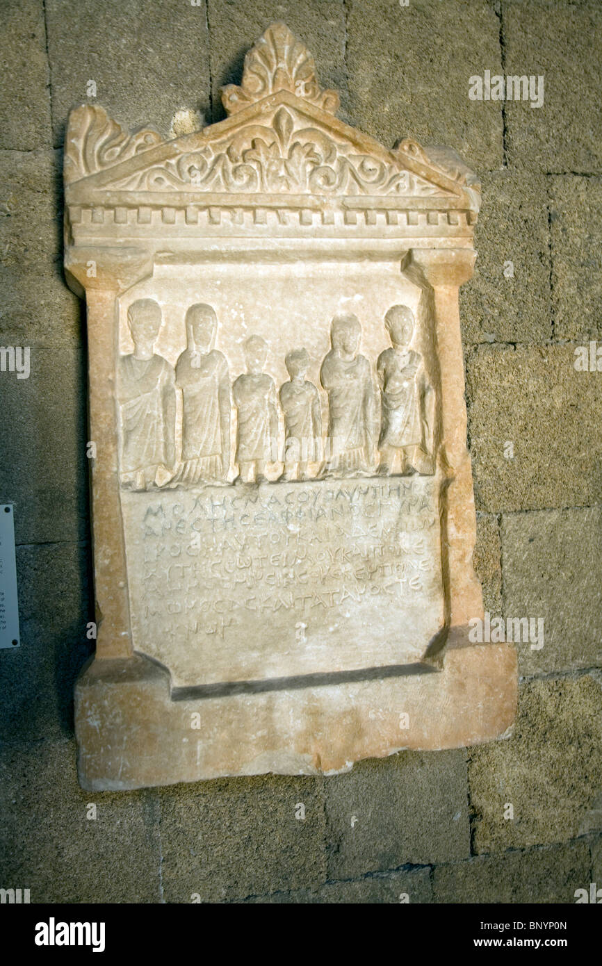 Grave stele, pedimented filiale, Megiste, terzo al quarto secolo D.C., museo archeologico, Rodi, Grecia Foto Stock