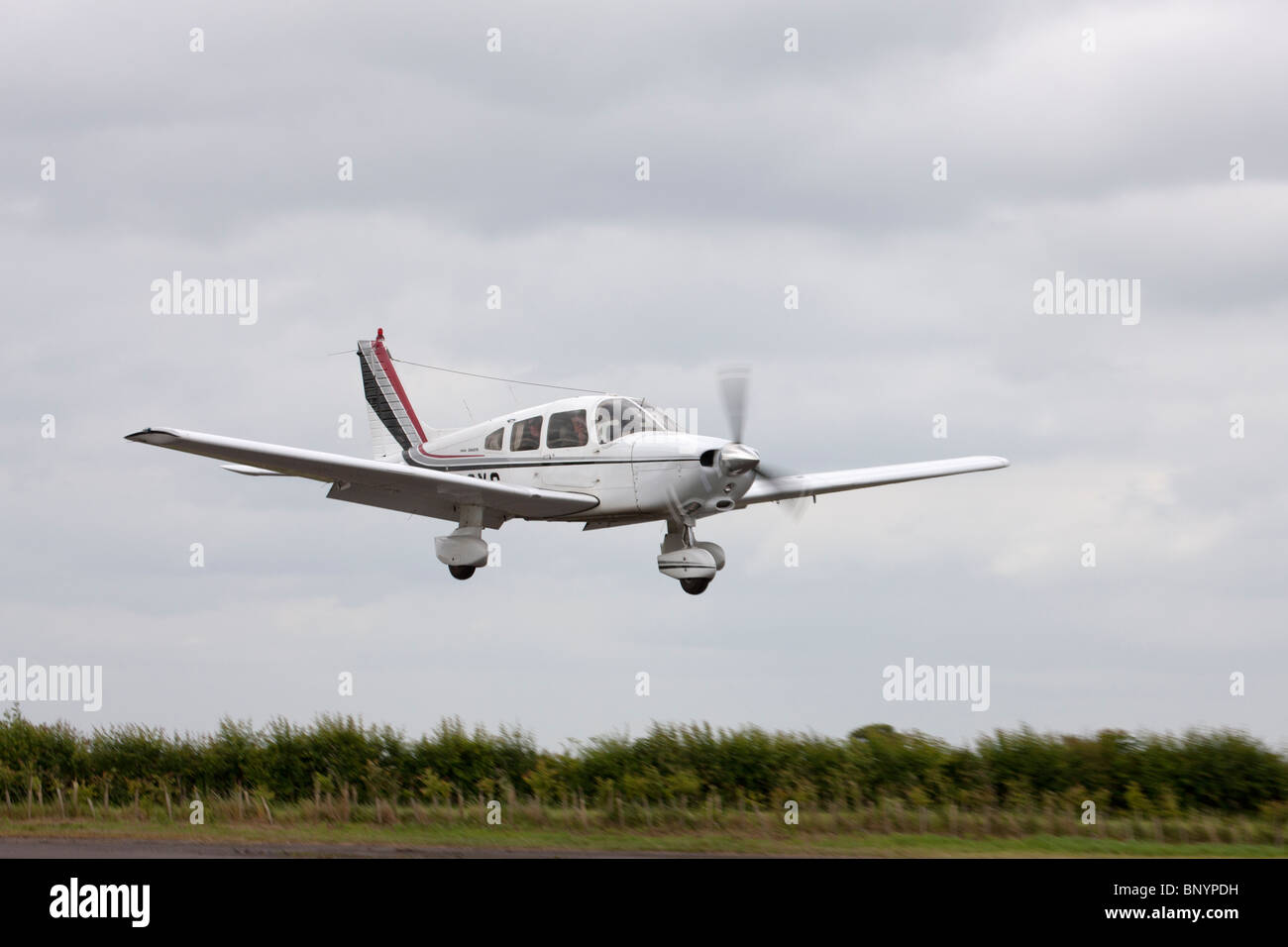 Piper PA-28-236 Cherokee Dakota G-BGXS sull approccio finale a terra alla Aviosuperficie Wickenby Foto Stock