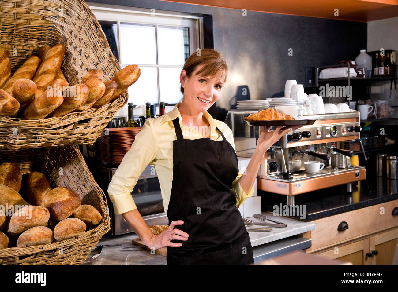 Cameriera con l'ordine del cliente che serve la prima colazione Foto Stock Cameriera con l'ordine del cliente che serve la prima colazione Foto Stock