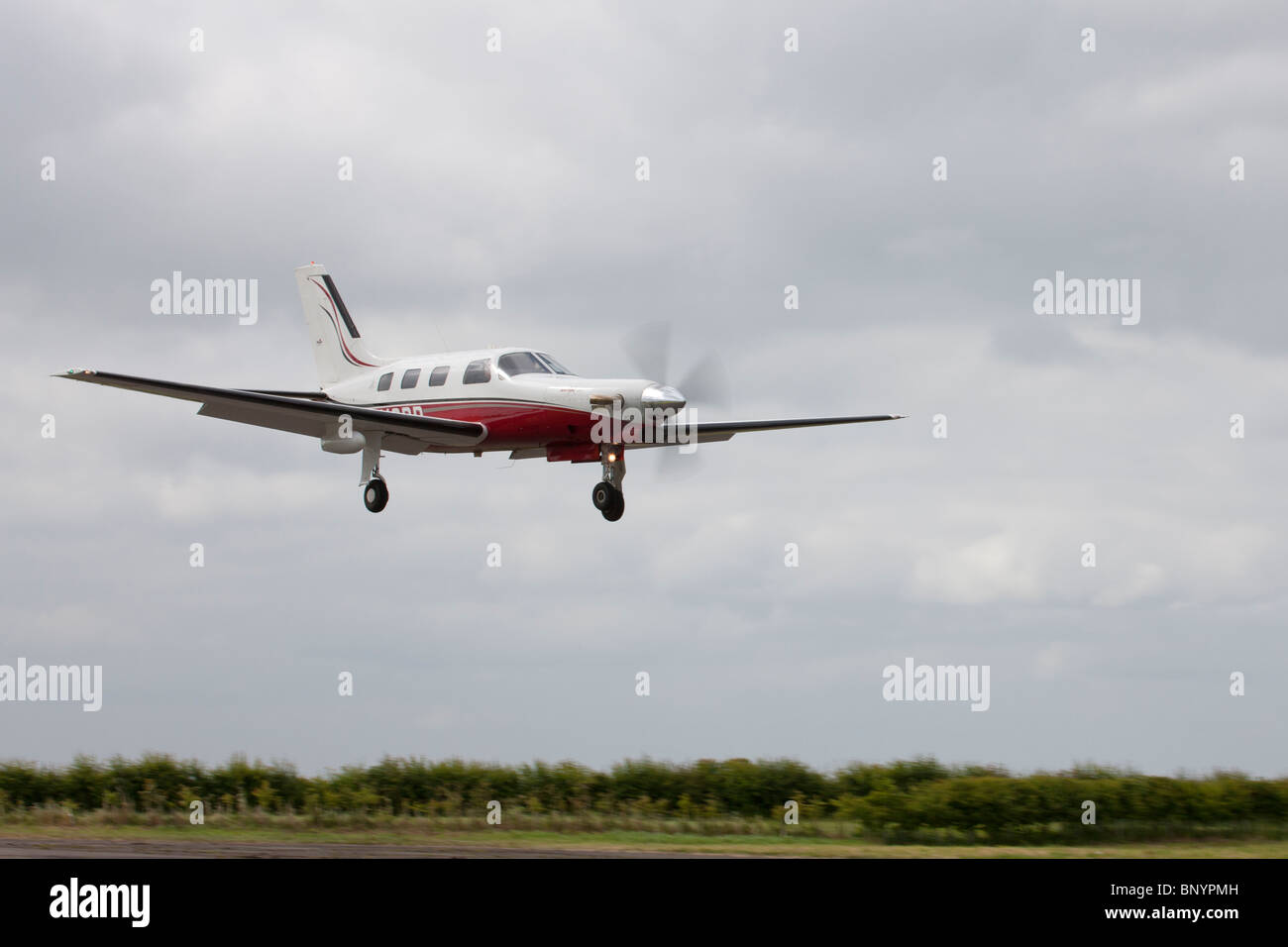 Piper PA-46-350P Malibu Mirage N113BP in volo su approccio finale a terra alla Aviosuperficie Wickenby Foto Stock