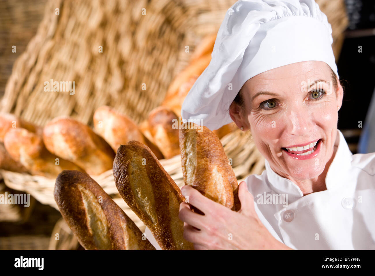 Professional baker con focacce fresche di crosta di pane Foto Stock Professional baker con focacce fresche di crosta di pane Foto Stock