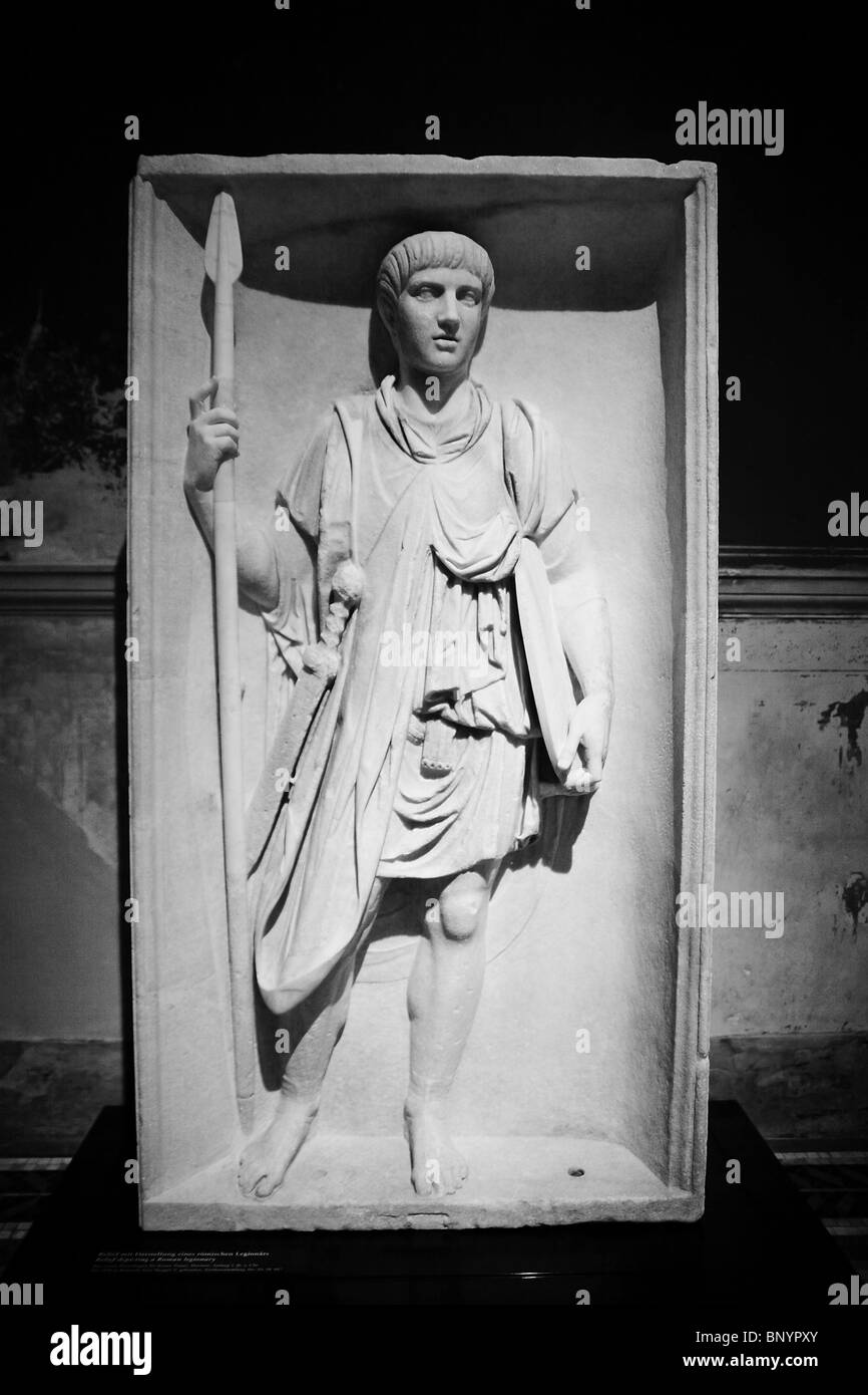 Inizio la raccolta della storia della Neue Museum 'Nuovo museo" di Berlino bassorilievo del legionario romano Foto Stock