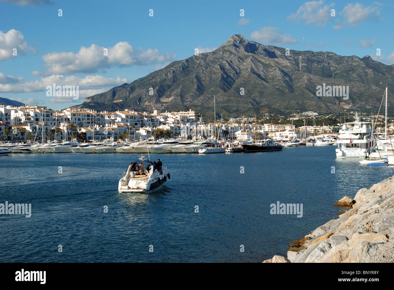 La vista sul porto e la città, a Puerto Banus a Marbella, Costa del Sol, provincia di Malaga, Andalusia, Spagna, Europa occidentale. Foto Stock