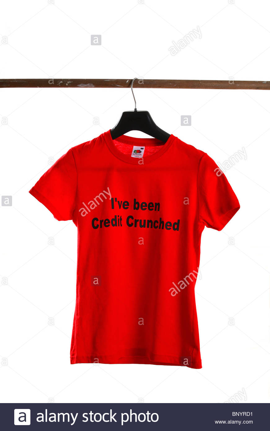 T-Shirt Rossa con slogan su sfondo bianco - Credit Crunch Foto Stock