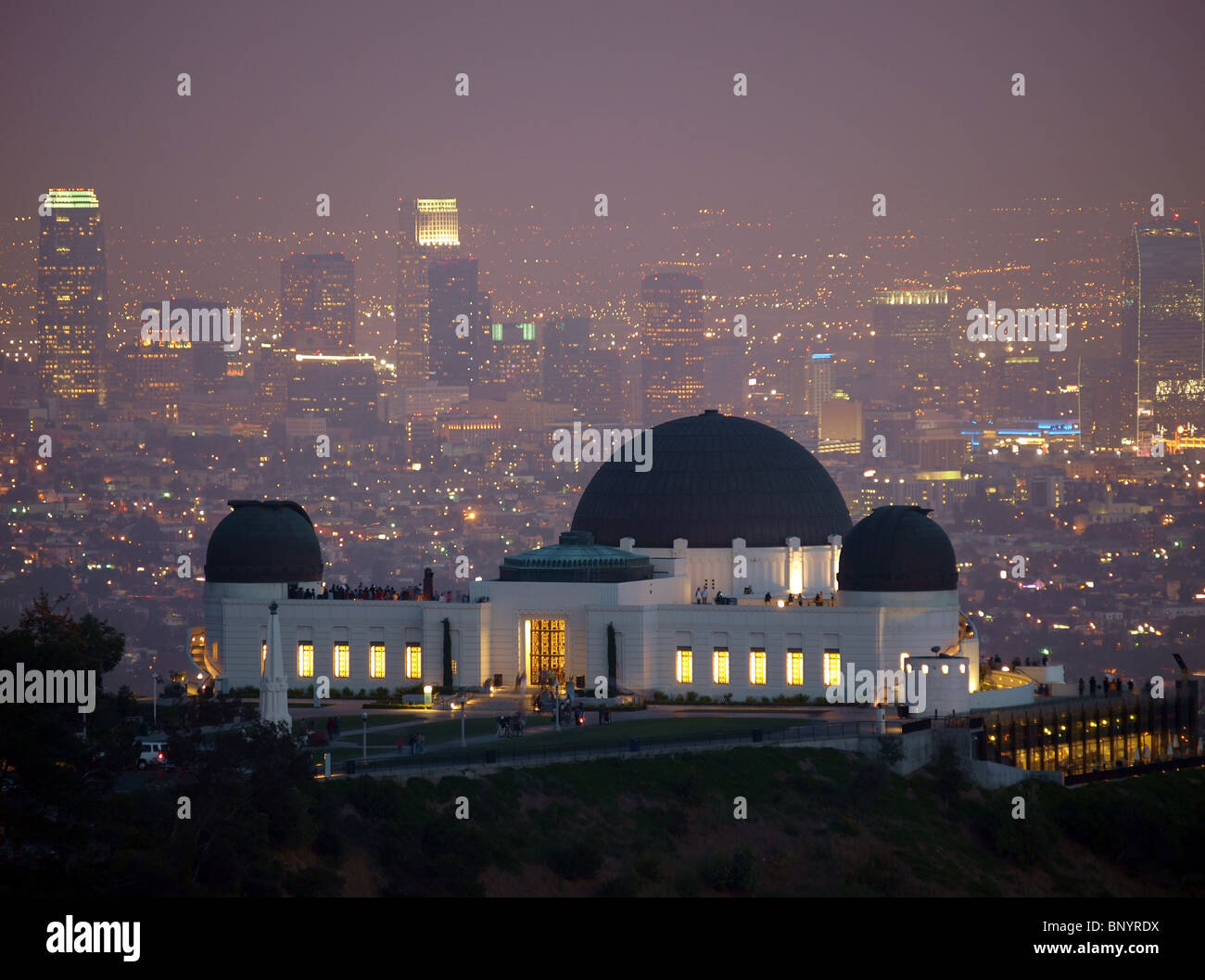 I visitatori accorrono a Los Angeles la città di proprietà Parco Osservatorio Griffith su un leggermente notte di nebbia. Foto Stock