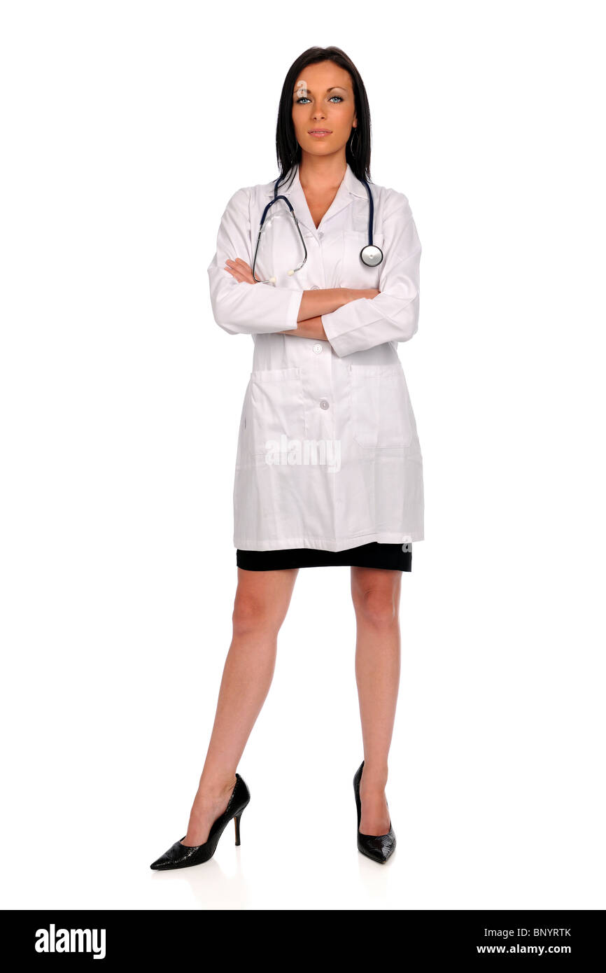 Medico donna in piedi con le braccia incrociate isolate su sfondo bianco Foto Stock