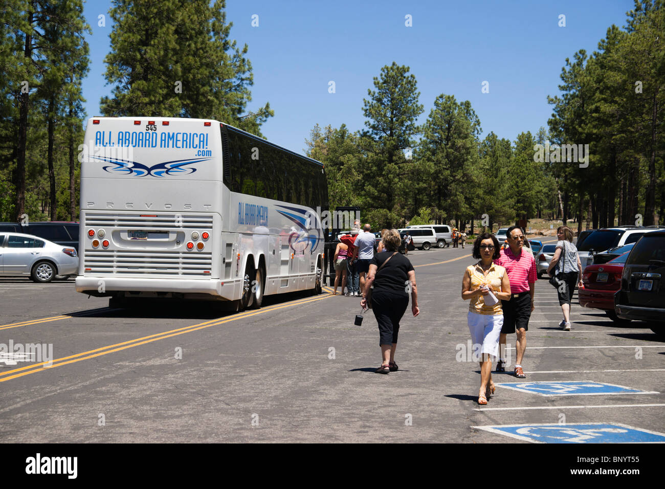 Sedona, in Arizona - Oak Creek Vista sull'Autostrada 89A da Flagstaff a Sedona. Tourbus e turisti. Foto Stock