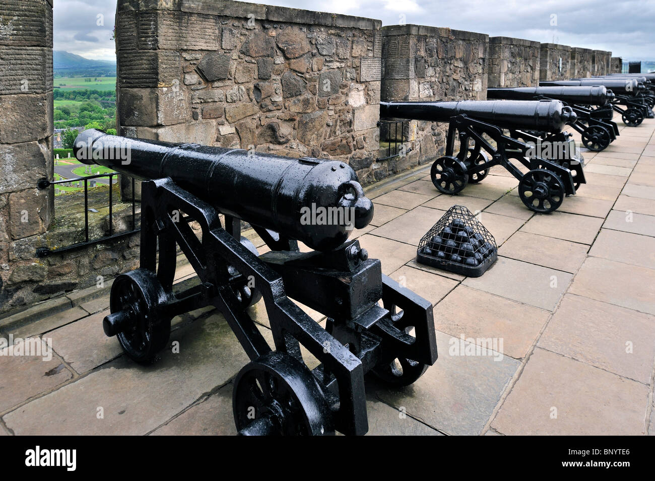 Cannoni inceppato alla loro pistola di barili attraverso la pistola cannoniere al Castello di Stirling, Scozia, Regno Unito Foto Stock