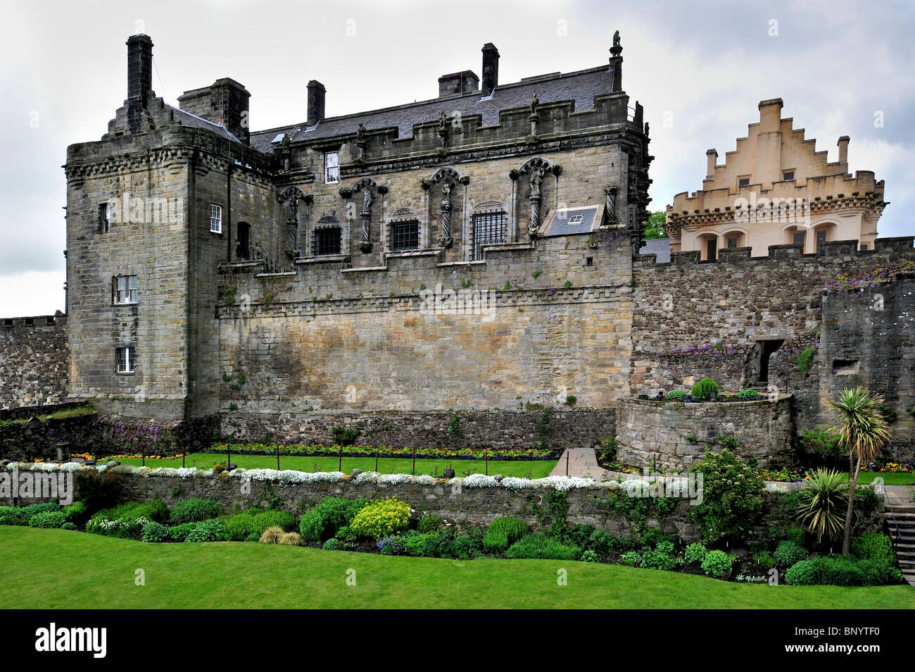 I giardini del castello di fronte al Principe della torre presso il Castello di Stirling, Scozia, Regno Unito Foto Stock