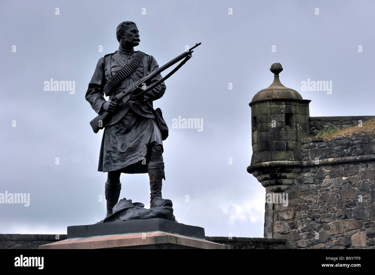 Statua di Argyll e Sutherland Highlander soldato da la guerra boera al Castello di Stirling, Scozia, Regno Unito Foto Stock