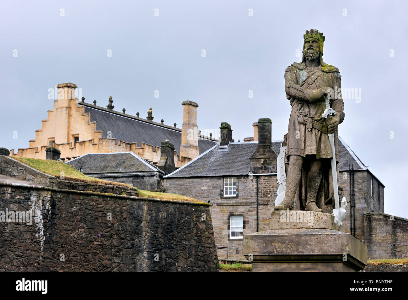 Statua di Robert the Bruce sul castello spianata del castello di Stirling, Scozia, Regno Unito Foto Stock