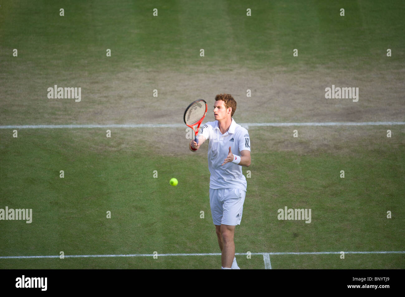 26 giugno 2010: Andy Murray(GBR)[4] anom. Gilles Simon(FRA)[26] sul Centre Court. Wimbledon torneo internazionale di tennis tenuto Foto Stock